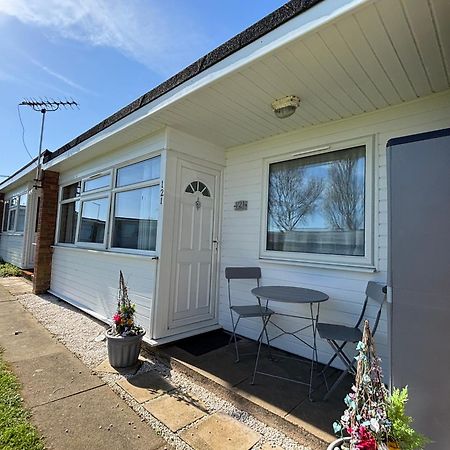 Signature Chalet: Pet-Friendly Retreat with Clubhouse Access Scratby Exterior photo